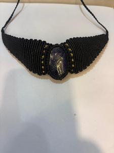Collier papillon en macramé noir fait main avec pendentif en pierre de lapis-lazuli, perles plaquées or, bijoux de style bohème, vente en gros - Product Image 2