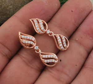 Boucles d'oreilles pendantes en plaqué or rose avec pierres en zircone cubique, bijoux minimalistes de luxe pour femmes, vente en gros - Product Image 3