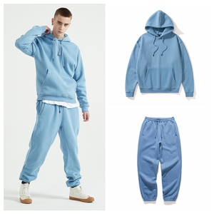 Vêtement d'hiver luxueux au toucher doux avec structure respirante et forme cintrée moderne - Product Image 5