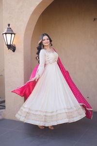 Traje Anarkali Blanco para Mujer con Dupatta Bordada, Ropa Étnica de Diseñador, Vestido Tradicional para Bodas y Fiestas Indias - Product Image 1