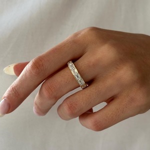 Bague d'éternité au design unique avec diamant de laboratoire taille émeraude de 5 carats, sertissage demi-cerclé, certifiée IGI, pour fiançailles et mariage - Product Image 4