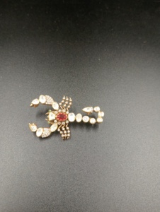 Broche de Plata Chapado en Oro con Forma de Insecto y Cristales de Estrás en Corte Pera, Accesorio de Moda para Mujer, Regalo - Product Image 5