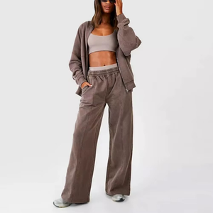 Ensemble survêtement gris en polaire pour femme avec sweat à capuche et pantalon, poches latérales, coupe décontractée, design uni, idéal pour l'automne - Product Image 1