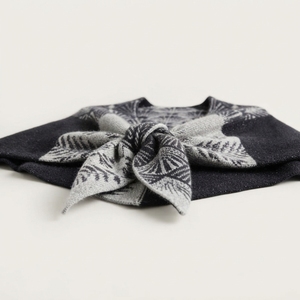 Fabricant OEM ODM de châles et écharpes tricotés à motifs personnalisés, châles doux et chauds pour l'hiver, couvertures enveloppantes pour femmes avec franges et pompons, vente en gros - Product Image 5