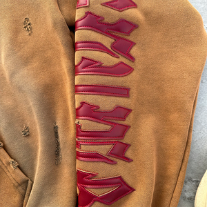 Sudadera con capucha personalizada de felpa francesa ecológica con efecto desgastado por el sol y lavado ácido, con cremallera, bordado, apliques y detalles de parche de cuero - Product Image 4