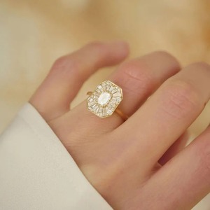 Bague en mosaïque de diamants éthérés, bague de fiançailles en moissanite taille émeraude, bague Art Déco éclatante pour femme, bague vintage à halo caché - Product Image 1