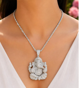 Colgante de Moissanita Ganesha de Plata 925 Bañado en Oro con Engaste de Garra, Joyería para Regalo de Boda o Fiesta - Product Image 1