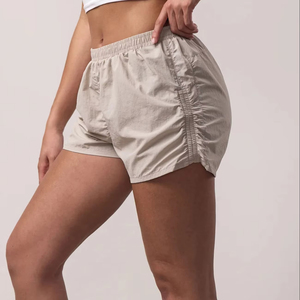 Short de course pour femme, nouvelle conception, logo personnalisé, tissu tissé, taille élastique, nylon léger, vêtements de sport et de yoga pour femme - Product Image 3
