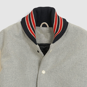 Veste varsity grise pour homme avec manches en cuir crème, col rabattu, fermeture boutonnée, style preppy, vêtement d'automne - Product Image 2