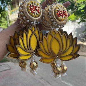 Décorations suspendues traditionnelles indiennes artisanales Lotus Shubh Labh pour la décoration festive, en fils de soie et ornées de perles blanches délicates - Product Image 1