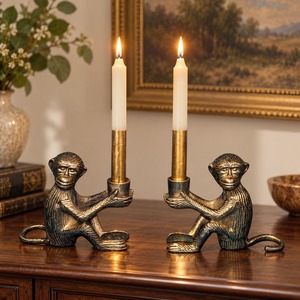Lot de deux bougeoirs décoratifs en aluminium en forme de singe pour éclairage de table, décoration intérieure, cadeau de Noël, hôtel, moderne, durable, écologique - Product Image 1