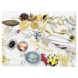 Precios Accesibles, Calidad Magnífica, Set Surtido de 50 Broches de Moda Masculina de Segunda Mano - Product Image 1