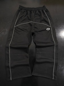 Survêtement personnalisé en silicone imprimé avec doublure réfléchissante sur toute la tenue, pantalon de jogging à jambe droite et sweat à capuche. - Product Image 3