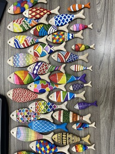 Pièce artisanale en bois naturel en forme de poisson, surface lisse, idéale pour la décoration intérieure, l'emballage cadeau et la vente en gros - Product Image 4