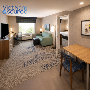 Muebles de hotel personalizados para Home2 Suites, incluyendo bases de cama, cocinas compactas, armarios y gabinetes de baño. - Product Image 4