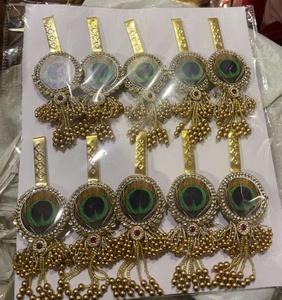 Conjunto de latkans de plumas de pavo real hechos a mano con borlas de cuentas doradas, un accesorio decorativo tradicional de lujo. - Product Image 1