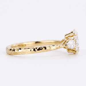 Anillo de Lujo Listo para Enviar con Diamante Ovalado Cultivado en Laboratorio de 2.3CT, Platino 950, E VS1, Acabado Martillado Texturizado, Anillo de Compromiso - Product Image 4