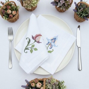 Ensemble de serviettes de table en coton brodé de fleurs, élégantes serviettes de table vintage à motifs botaniques pour les mariages, les fêtes et la décoration de la table à la maison - Product Image 1