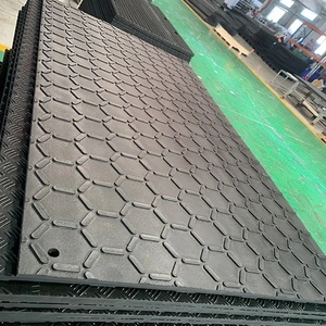 Tapis de protection du sol à motif hexagonal pour véhicules d'entretien de fermes solaires, renforcé pour une mobilité accrue et des panneaux durables - Product Image 5
