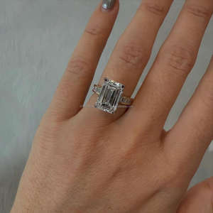 Anillo de Compromiso de Lujo con Diamante de Laboratorio Corte Esmeralda y Diamantes Laterales Baguette, Anillo de Boda y Compromiso de Oro Blanco de 10K/14K/18K - Product Image 1