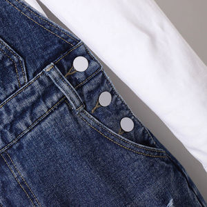 Mono largo de mezclilla de tiro medio con cuello, sin mangas, pierna de corte recto y bolsillos cuadrados en la parte delantera, blanco, tipo short. - Product Image 3