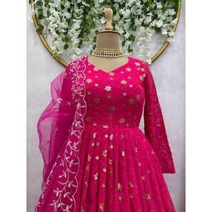 Vestido de Diseñador con Estampado Floral y Dupatta con Trabajo de Hilo y Lentejuelas para la Madre de la Novia - Product Image 1