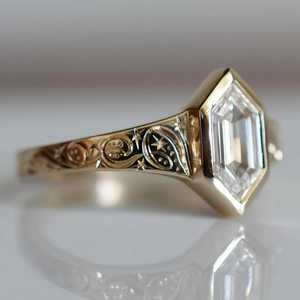 แหวนเพชรทรงหกเหลี่ยม 2 กะรัต ฝังแบบ Bezel Set ทองคำขาว 14K แกะสลักลายอาร์ตเดโคด้วยมือ แหวนแต่งงาน แหวนหมั้นแบบพิเศษ - Product Image 5