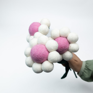 Bouquet de marguerites en feutre fait main, fleurs artificielles en feutre en gros, décoration printanière pour la maison, décoration de chambre d'enfant, arrangement floral - Product Image 1