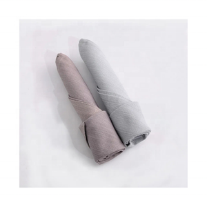 Serviettes en coton 100% durables en gros élégantes à la mode 20x20 pouces 200 GSM brodé idéal pour les événements de restauration sophistiqués - Product Image 2