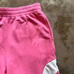 กางเกงวอร์มผู้ชายสีดำและชมพู แถบข้างสีขาว ปรับแต่งได้ สตรีทแวร์สำหรับขายส่ง ผ้าพรีเมียมน้ำหนักเบา - Product Image 6