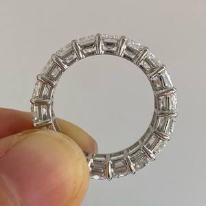 Bague Éternité de Luxe en Or Jaune 14K 18K avec Diamant de Laboratoire Taille Émeraude Sertie à Griffes, Bijoux de Mariage et Anniversaire, Vente en Gros - Product Image 3