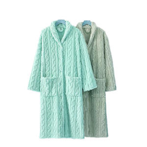 Peignoir en coton axé sur le confort avec logo brodé, conçu pour la relaxation, l'hôtellerie et le bien-être - Product Image 3