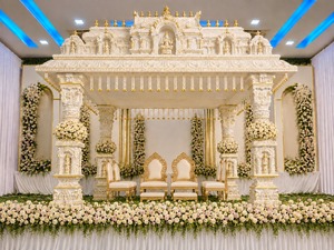 การตกแต่ง Mandap เสาลำต้นของงานแต่งงานแบบดั้งเดิมการตั้งค่า Mandap จัดงานแต่งงานแบบดั้งเดิมที่น่าตื่นตาตื่นใจ Mandap - Product Image 5