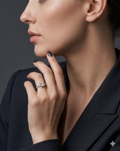 Anillo de compromiso con corte princesa, solitario de 5.60mm con detalles de diamantes redondos, engaste de cuatro puntas tipo cesta estilo catedral, Hal - Product Image 4