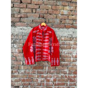 Chaqueta Suzani de terciopelo rojo, chaqueta con bordado uzbeco, abrigo corto hecho a mano para invierno, chaqueta de fiesta para mujer - Product Image 1