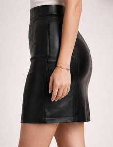 Jupe crayon courte noire en similicuir pour femme, taille haute, avec poches latérales et fermeture éclair - Product Image 2