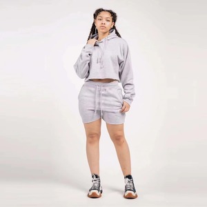 Ensemble deux pièces personnalisé pour femme : crop top à capuche zippé et short, en coton respirant, idéal pour l'hiver, avec logo imprimé, couleur unie, fabrication OEM - Product Image 6