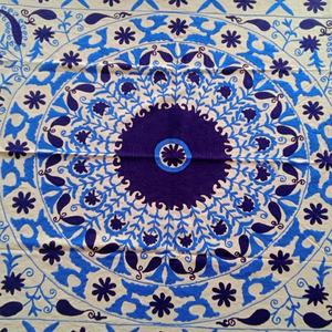 Manta Bordada India de Algodón Hecha a Mano, Estilo Bohemio Suzani, Cubrecama Azul, Ecológica y Suave al Tacto - Product Image 1