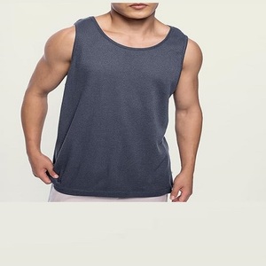 เสื้อยืดออกกำลังกายผู้ชายแบบไม่มีแขน ตัดเย็บแบบดิบ รับผลิตตามแบบ OEM พร้อมสกรีนลาย สำหรับออกกำลังกายและเล่นกีฬา - Product Image 3