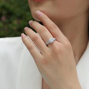 Bague de fiançailles pour femme en or blanc 14 carats avec diamants de laboratoire de 2,00 carats, taille coussin, couleur F, clarté VS1, certifiée IGI, design halo - Product Image 1