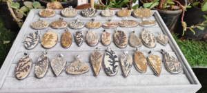 จี้อัญมณีธรรมชาติ dendritic ของเยอรมันหายาก psilomelane Dendrite จี้สร้อยคอแฟชั่นแกะสลักจำนวนมาก - Product Image 6