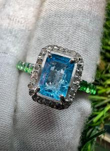 Anillo de cóctel con topacio de corte esmeralda, halo de diamantes pavé y banda de piedras preciosas verdes en plata 925 para mujer, joyería de lujo para compromiso. - Product Image 3