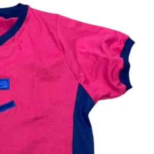 Camiseta Ringer Azul Rey y Rosa para Hombre, Cuello Redondo con Panel en Contraste, Logotipo Bordado Personalizado, Algodón, Ropa Urbana, OEM, Venta al Por Mayor - Product Image 3