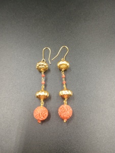 Boucles d'oreilles créoles classiques plaquées or Amaira Jewels, forme goutte d'eau en perle, bijoux minimalistes pour femmes, à porter au quotidien - Product Image 5