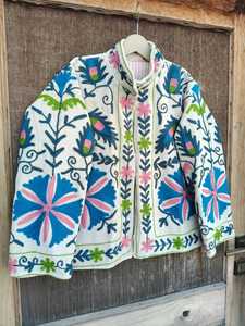 Chaqueta Bordada Suzani Hecha a Mano para Mujer, Estilo Asiático Tradicional, Abrigo de Invierno Boho para Mujer con Colores Vivos y Flores Audaces - Product Image 4