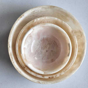 Ensemble de bols de service en résine faits à la main, ronds, motif marbré rose, décoration artisanale pour la maison - Product Image 1