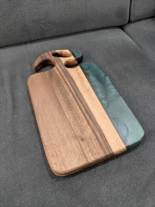 Planche à découper en bois de forme rectangulaire avec incrustation de résine turquoise, design de poignée, bloc de découpe naturel et écologique - Product Image 3