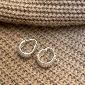 Pendientes de aro anchos y gruesos, pendientes de aro de latón plateado, aros de latón modernos y llamativos, pendientes de aro finos al por mayor - Product Image 6