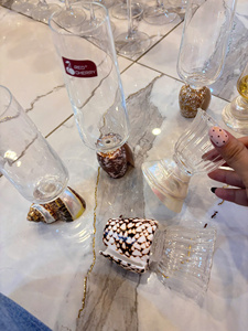 Gobelet décoratif artisanal en verre mosaïque de coquillages naturels, style côtier de luxe, pour mariage, événement, restaurant, décoration intérieure - Product Image 1