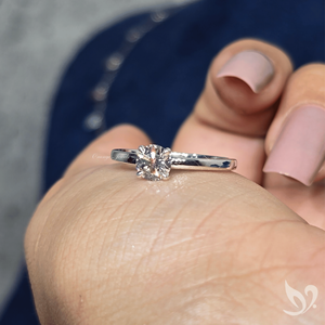 Anillo Solitario con Diamante Cultivado en Laboratorio de Corte Redondo de 0.50 CT |   Joyería de Compromiso Certificada por IGI - Product Image 2